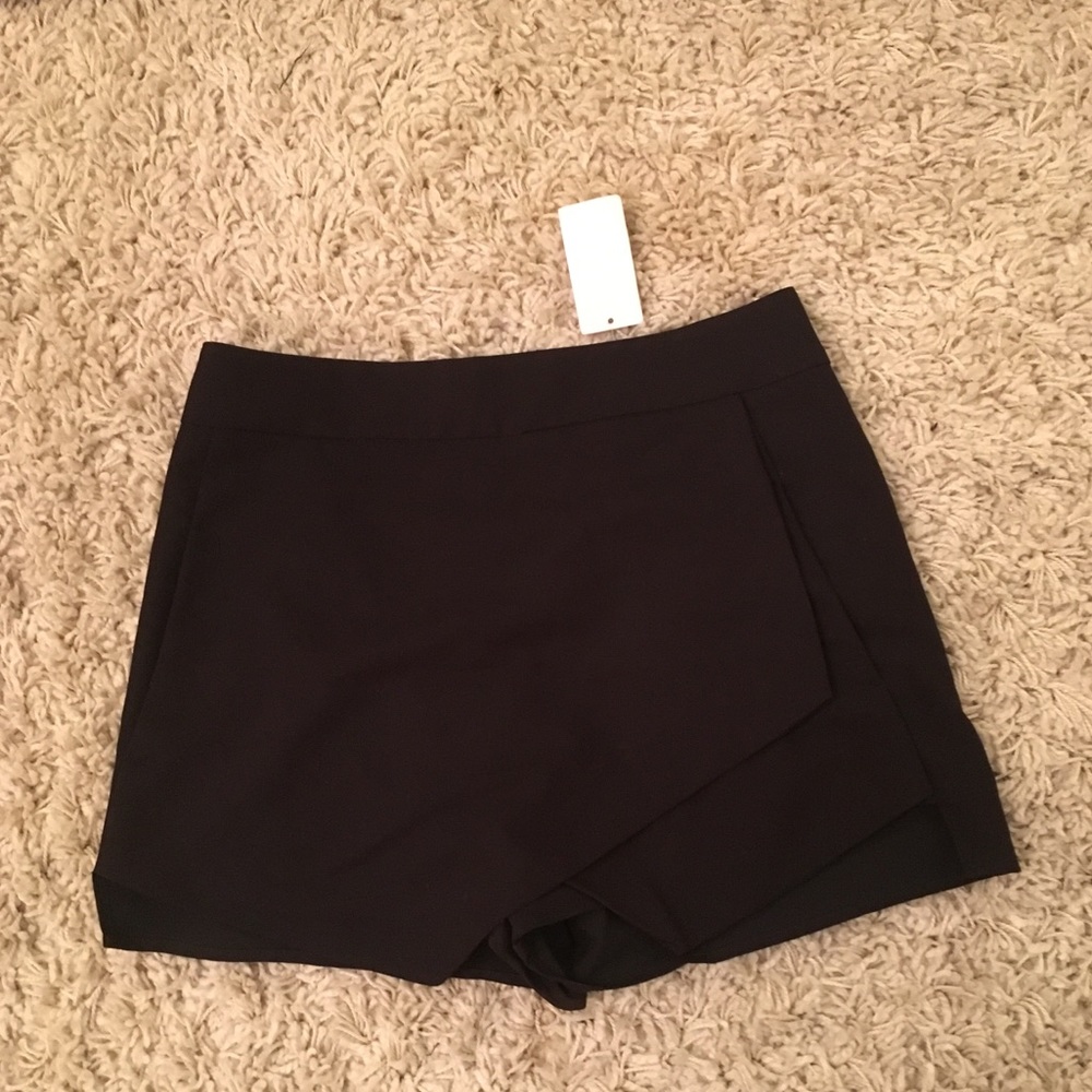 Black skort